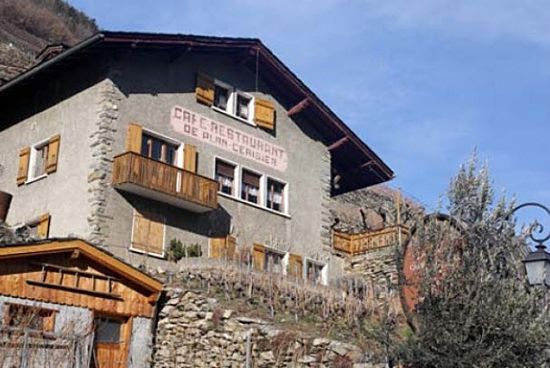 La façade du café restaurant de Plan-Cerisier, au-dessus des vignes